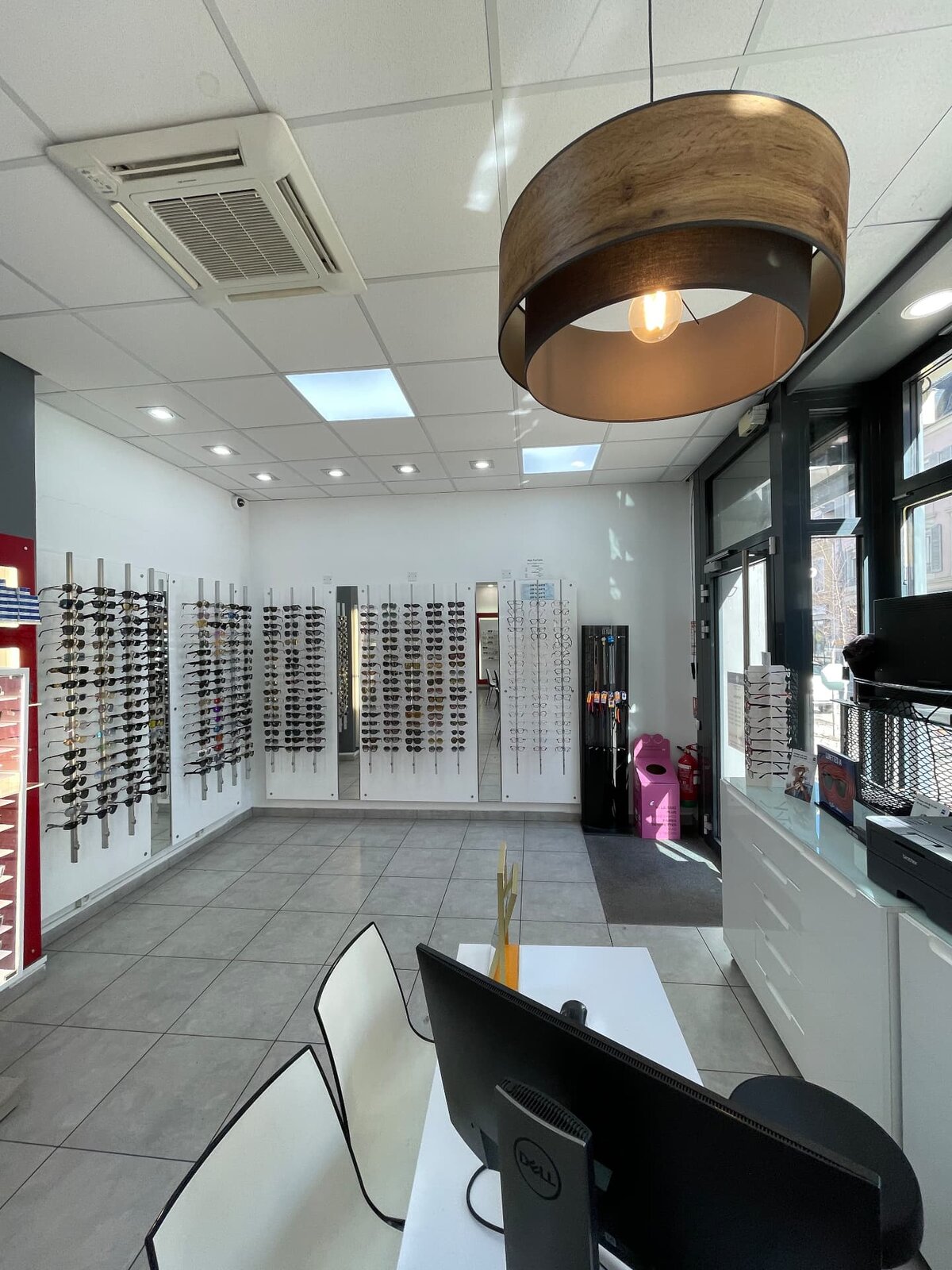 Le mur de solaires et la suspension en bois de la boutique
