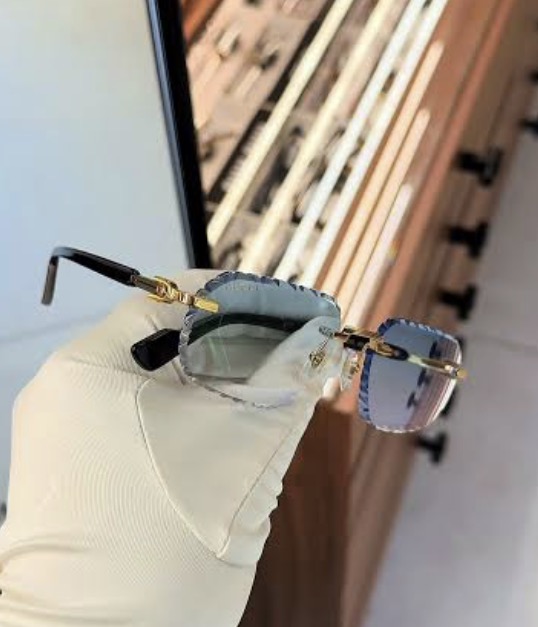 Monture percée présentée à l'atelier, verres facettés Diamond Cut