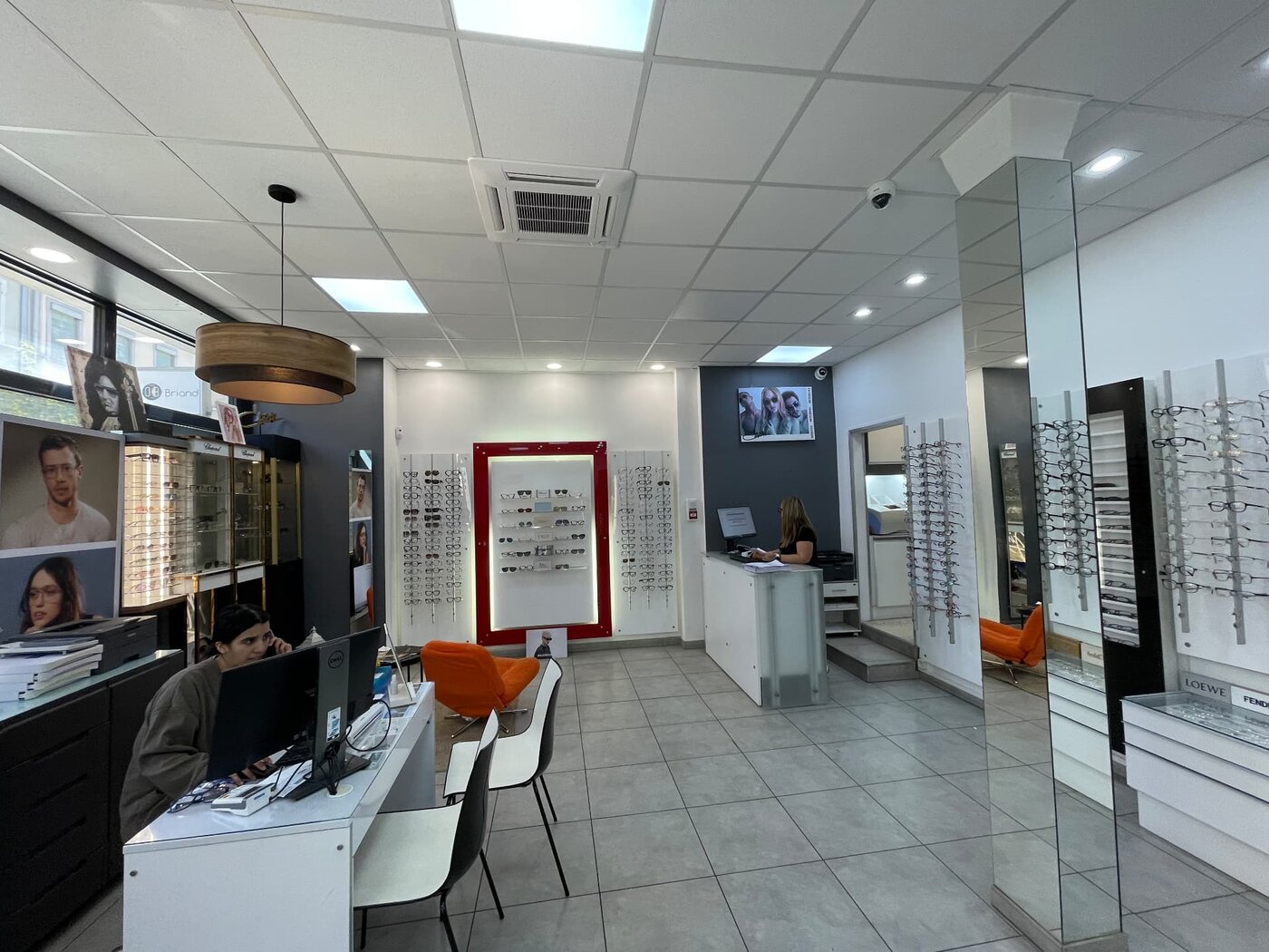 Le comptoir d'accueil et les murs de montures de la boutique