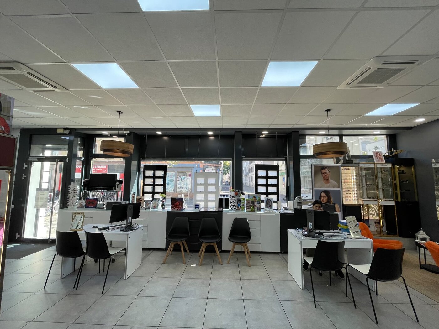 L'espace accueil de la boutique Optic Briand, avec ses comptoirs et vitrines